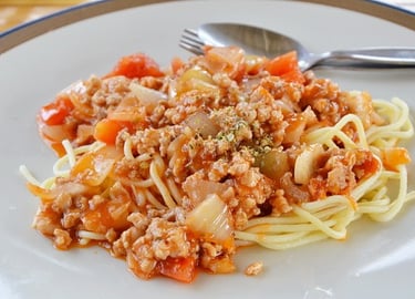 Macarrão Shirataki com bolonhesa, cogumelos e azeitonas