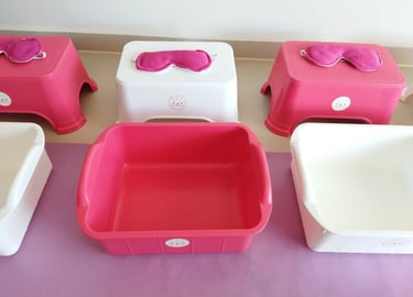 עמדת ספא למסיבת יום הולדת לילדות עם גיגיות פדיקור ורודות וכיסאות נמוכים לחוויית ספא לילדות בבית