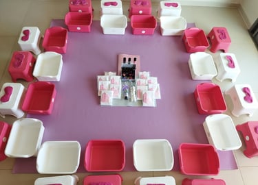 "מסיבת ספא לילדות בבית – עמדת פדיקור לילדות עם גיגיות ורודות, כיסאות קטנים ומוצרי טיפוח למסיבת יום ה