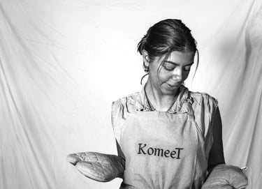 Jonge chef in schort - kok aan huis en cateraar