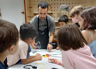 Imagem do arte educador e ecobrinquedista Renato M. Barboza mediado uma vivência com crianças.