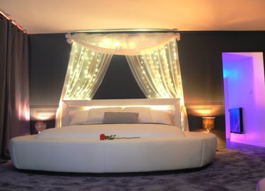 Chambre romantique de la love room bretagne avec jacuzzi privatif
