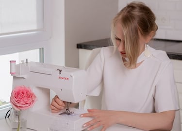 moteris su siuvimo mašina siuva keliaraiščius 