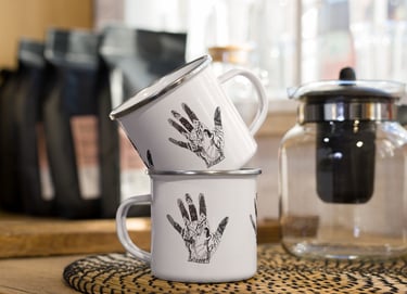 Gepersonaliseerde handomtrek tekening afgedrukt op emaille mok