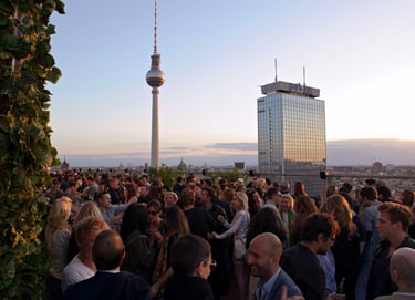 asistentes a evento en azotea con vistas al Fernsehturm