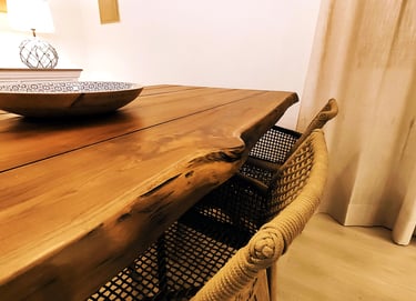 Materiales naturales para el interiorismo del 2024; mesa de madera natural con bordes irregulares