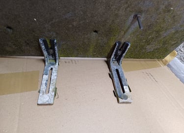 plaque funéraire abimée, mousse, saleté, peinture support écaillée