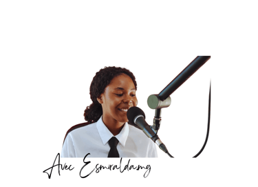 Fille qui enregistre un podcast avec un micro 