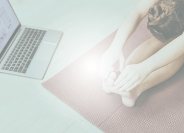 Ledolink bendruomenės narė atlieka pratimus pagal individualų planą