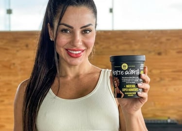 Modelo Suelen de cabelo brilhante segurando a máscara de hidratação Morte Súbita da Lola Cosmetics