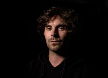 Portrait de Thomas Roulland, photographe basé à Caen en Normandie