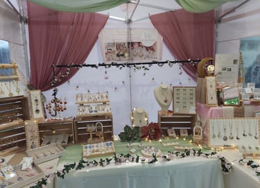 Stand marché bijoux vraies fleurs univers merveilleux
