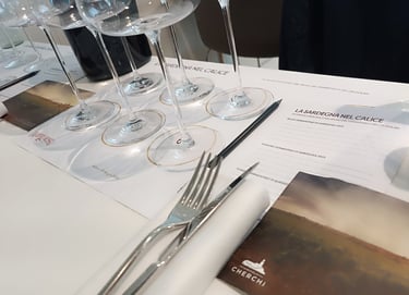 Calici e schede degustazione durante la masterclass del Gambero Rosso a Milano