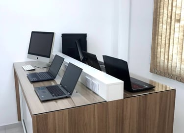 bancada técnica moderna com notebooks e computadores para reparo.