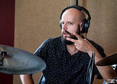 bruno tessele dando uma aula de bateria para um grupo de alunos