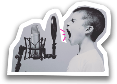 um menino cantando em um microfone