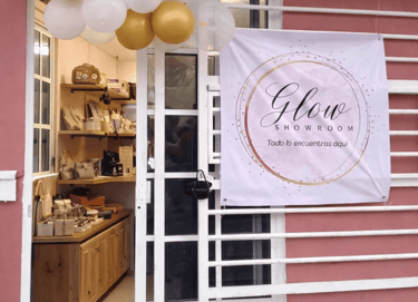 Puerta de entrada a Glow Showrrom decorada con globos