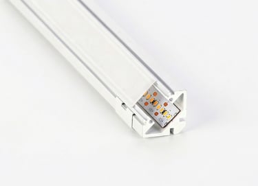 Perfil LYRA Angular: diseño de esquina 16x16 mm para luz a 45 grados.