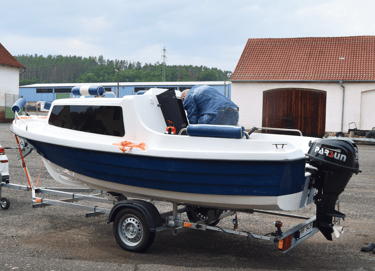 Montáž_lodního_motoru_Parsun_20_Hp_na_Polský_člun