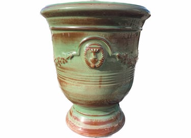 pot émaillé avec pied