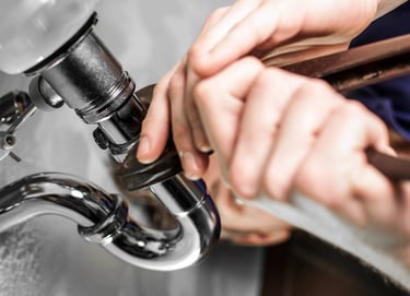 Suasana Plumbing fixing sink leaks, tightening u-trap, and pipe repairs.