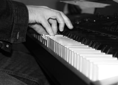 Manos tocando un piano en primer plano