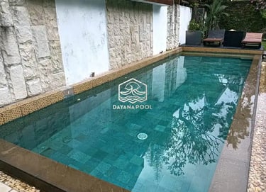 kolam renang dengan konsep bali dengan finishing batu alam