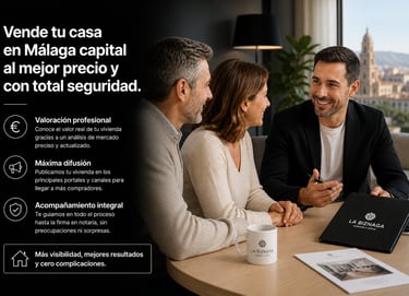 agente inmobiliario ayudando a vender casa en Málaga capital a una pareja