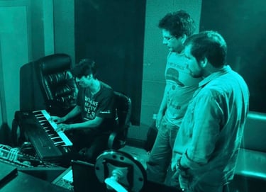 Miguel Ángel Yance grabando el piano para "Éramos" junto a Phelan Kelly y Miguel José Flores