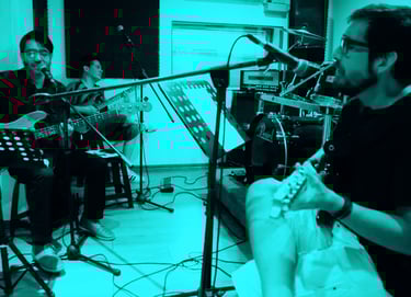 Miguel José Flores, Toño Valero and Phelan Kelly at Unión Studios rehearsing the arrangements for “É