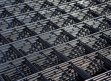 لوحة مقواة تم إنتاجها باستخدام آلات لحام شبك الحديد تستخدم في الهياكل الخرسانية المسلحة