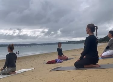 Séance de Yoga sur la plage Baie de Morlaix