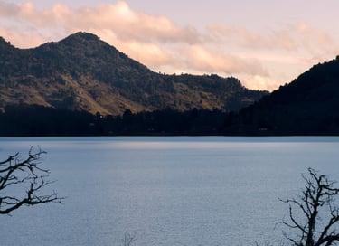 Paisaje sereno de laguna altoandina en Lonquimay (Icalma o Galletué) con montañas de fondo al atarde