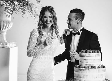 Gli sposi brindano dopo il taglio torta Borgo in Città Milano