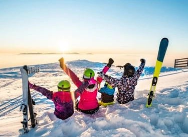 Ski pass discount promotional banner for Morainelakelouise.com