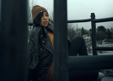Mujer con gorro y chaqueta negra posando en parque urbano en Pensilvania, fotografía de retrato.