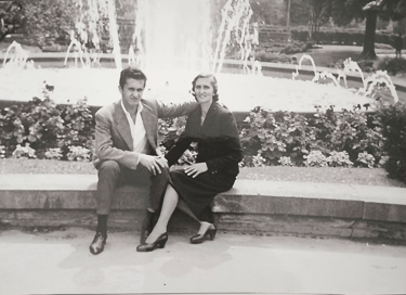 Ο Γεώργιος Δημητράκης με την μητέρα του Ευαγγελία στο κέντρο της Βόννης 1961