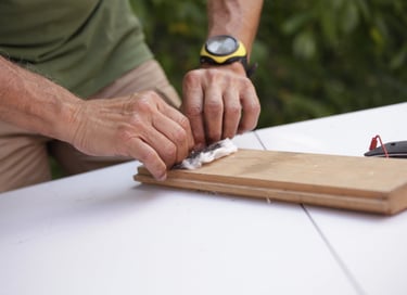 instructor enrollando sobre una tabla un algodon con oxido para generar fuego