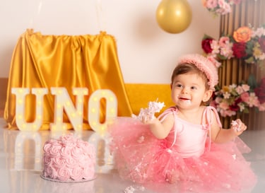 a baby girl in a pink tutututututututututu