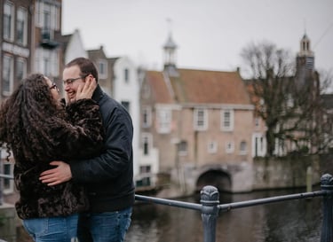 Verliefd stel in historisch Delfshaven, Rotterdam - Romantische fotoreportage