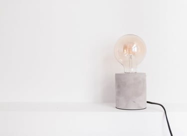 Photo d'une lampe posée sur une étagère