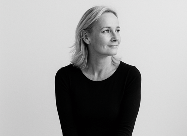 Portretfoto van Esther Bodley, oprichter van LumanLine, creatieve businessstrateeg, zittend in zwart-wit.