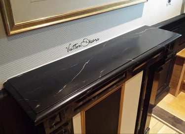 Peinture décorative: faux marbre noir sur cheminée en bois