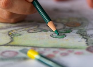 žaliu pieštuku ranka spalvina kraštovaizdžio projekto eskizą