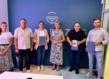 Zdjęcie przedstawicieli MB Digital Marketing z przedstawicielami Kołobrzeskiej Karty Mieszkańca