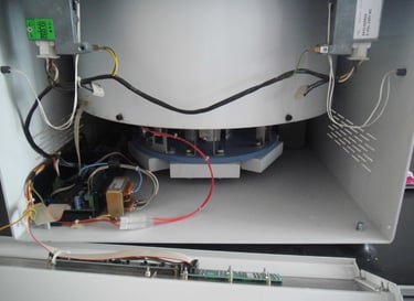 centrifuga de laboratorio desarmada en mantenimiento