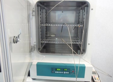 incubadora de laboratorio en calibración con termómetros