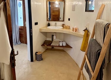 Vue de la salle de bain d'une chambre classique de l'hôtel de luxe, Maison Fimela, dans le Sine Saloum
