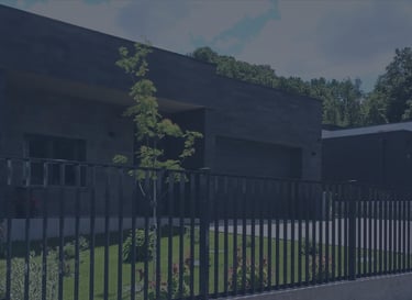 tvora su vertikaliai išdėstytais aliuminio profiliais