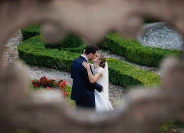 Shooting di coppia dopo la cerimonia di nozze nel giardino della location